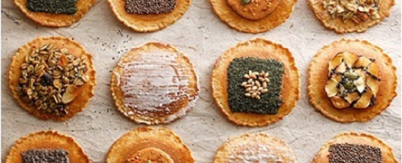 グラノーラや珈琲をトッピングした味噌煎餅　飛騨高山のお土産お煎餅　岐阜県飛騨市古川町